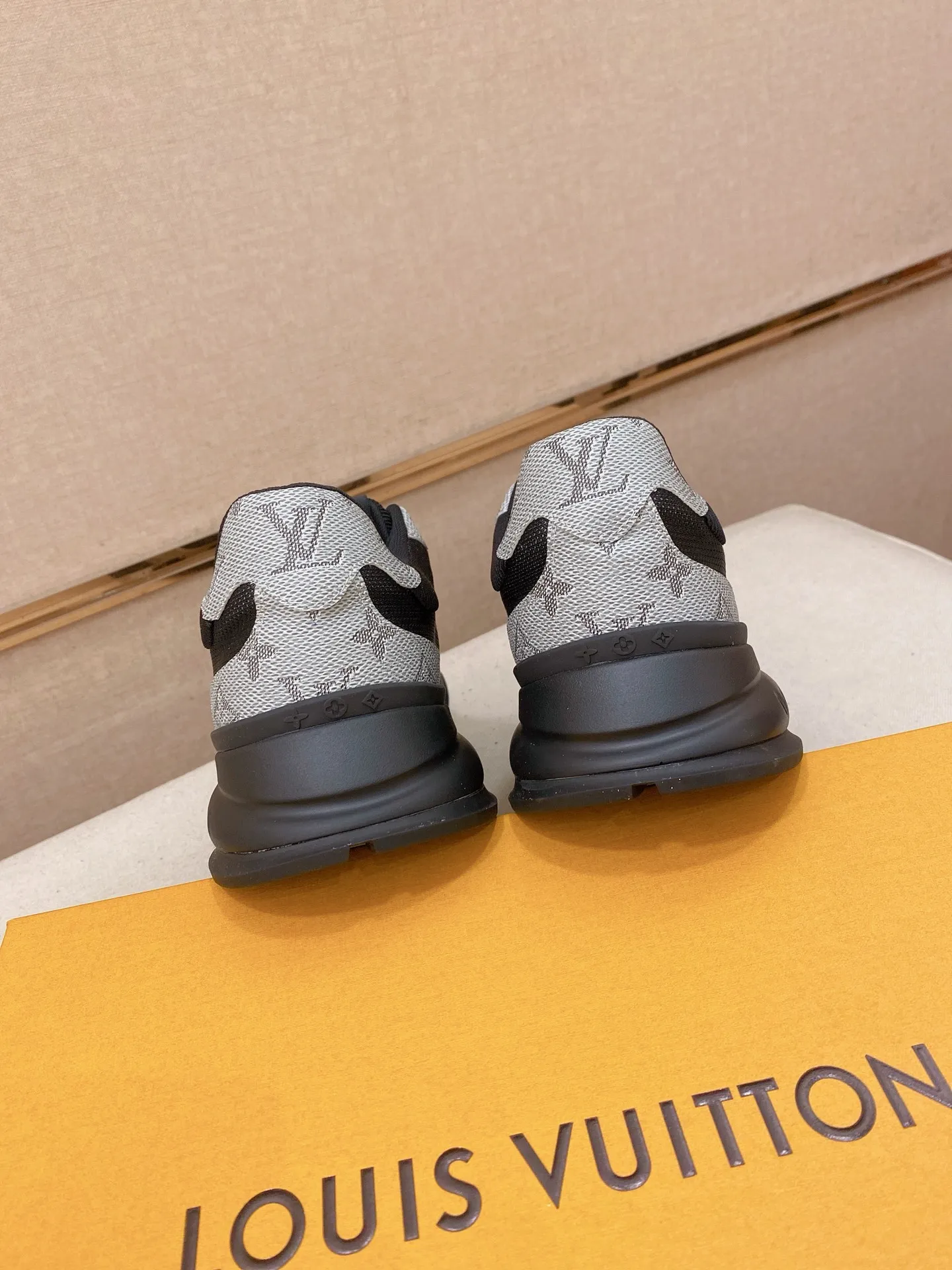 Men's shoes💰 462💰louis vuitton (Louis Vuitton/lv)🔍🔍The new counters are on sale at the same time. The uppers are imported from Italy. ️Re-engraved🇮🇹💪💪, ⚠Sole: The original sole is specially provided by the original factory, the exclusive movable molded sole is super comfortable, ⚠Original factory follow-up goods, 🔍🔍high quality, you can go in and out of the counter at will, welcome to compare⚠. Code number: 38-44 (45/46 customized, non-refundable)